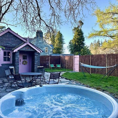 Tiny Romantic Retreat With Hot Tub On A Country Estate Near Cardigan Bay In Eryri Snowdonia Llanbedr  Buitenkant foto