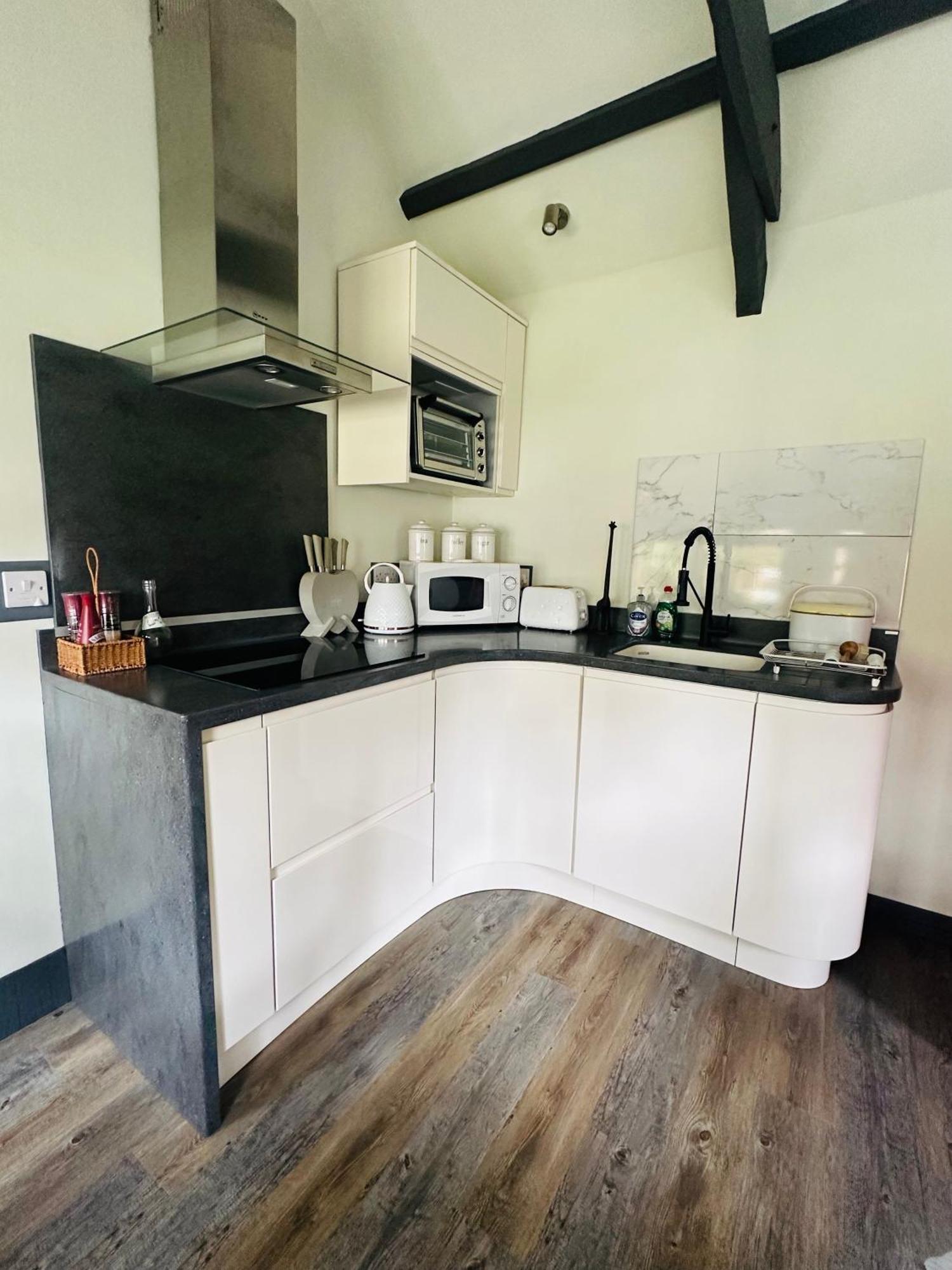 Tiny Romantic Retreat With Hot Tub On A Country Estate Near Cardigan Bay In Eryri Snowdonia Llanbedr  Buitenkant foto