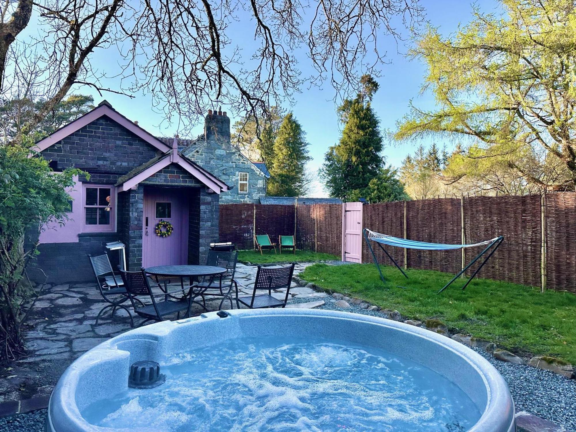 Tiny Romantic Retreat With Hot Tub On A Country Estate Near Cardigan Bay In Eryri Snowdonia Llanbedr  Buitenkant foto