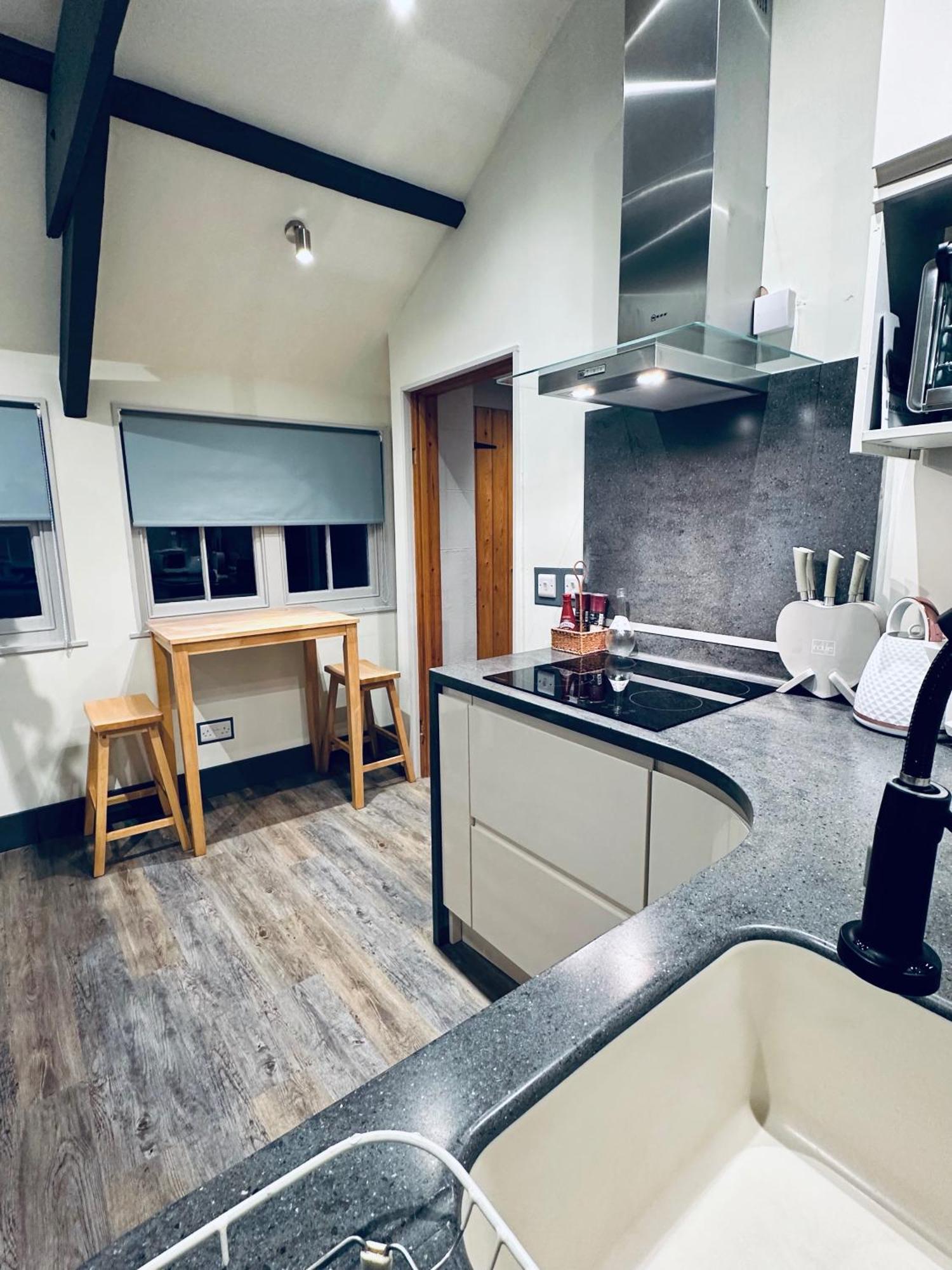 Tiny Romantic Retreat With Hot Tub On A Country Estate Near Cardigan Bay In Eryri Snowdonia Llanbedr  Buitenkant foto