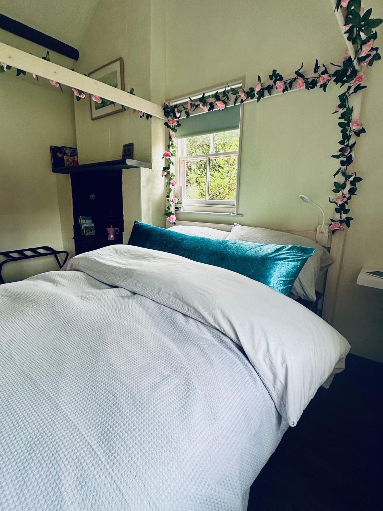 Tiny Romantic Retreat With Hot Tub On A Country Estate Near Cardigan Bay In Eryri Snowdonia Llanbedr  Buitenkant foto