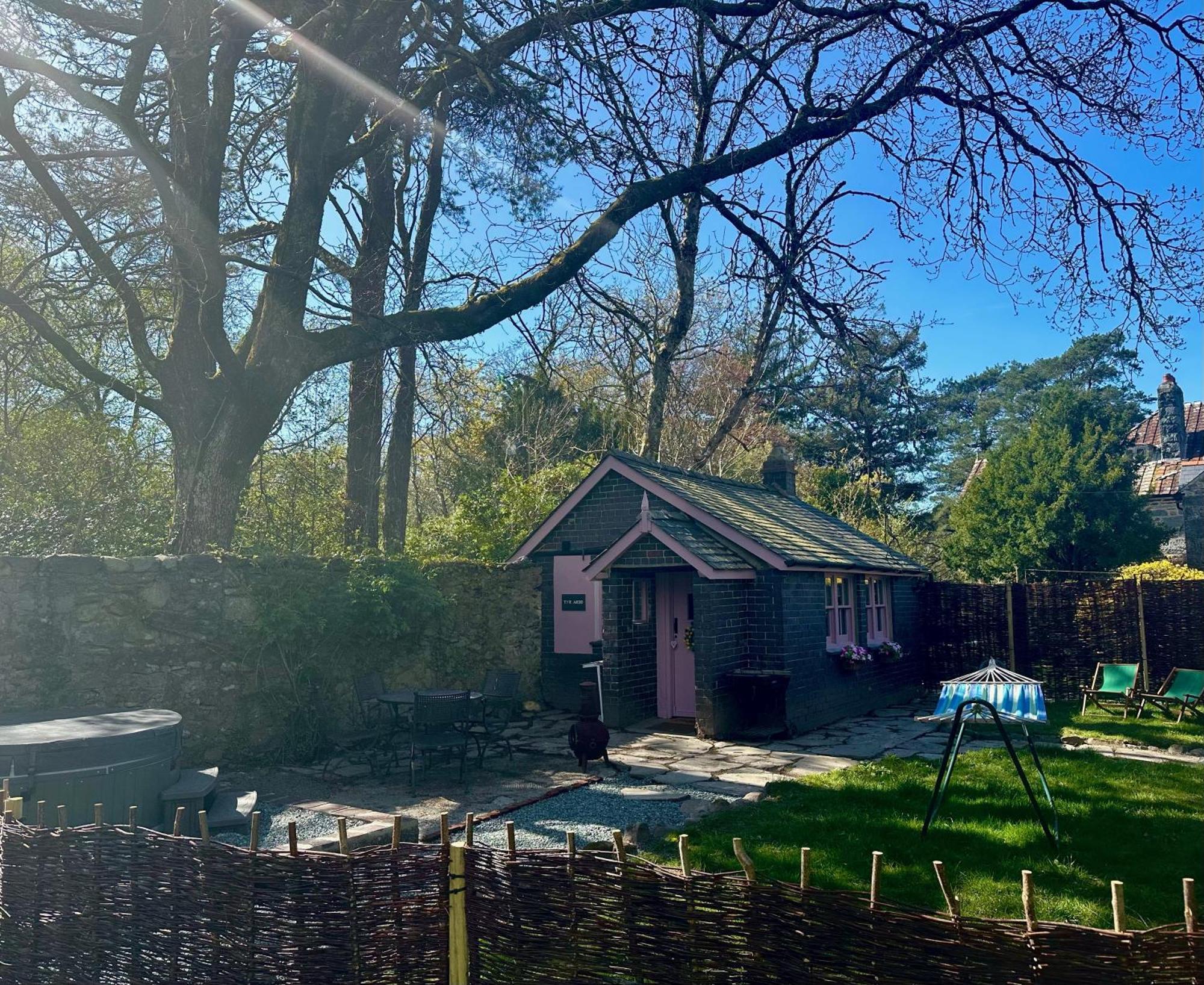 Tiny Romantic Retreat With Hot Tub On A Country Estate Near Cardigan Bay In Eryri Snowdonia Llanbedr  Buitenkant foto