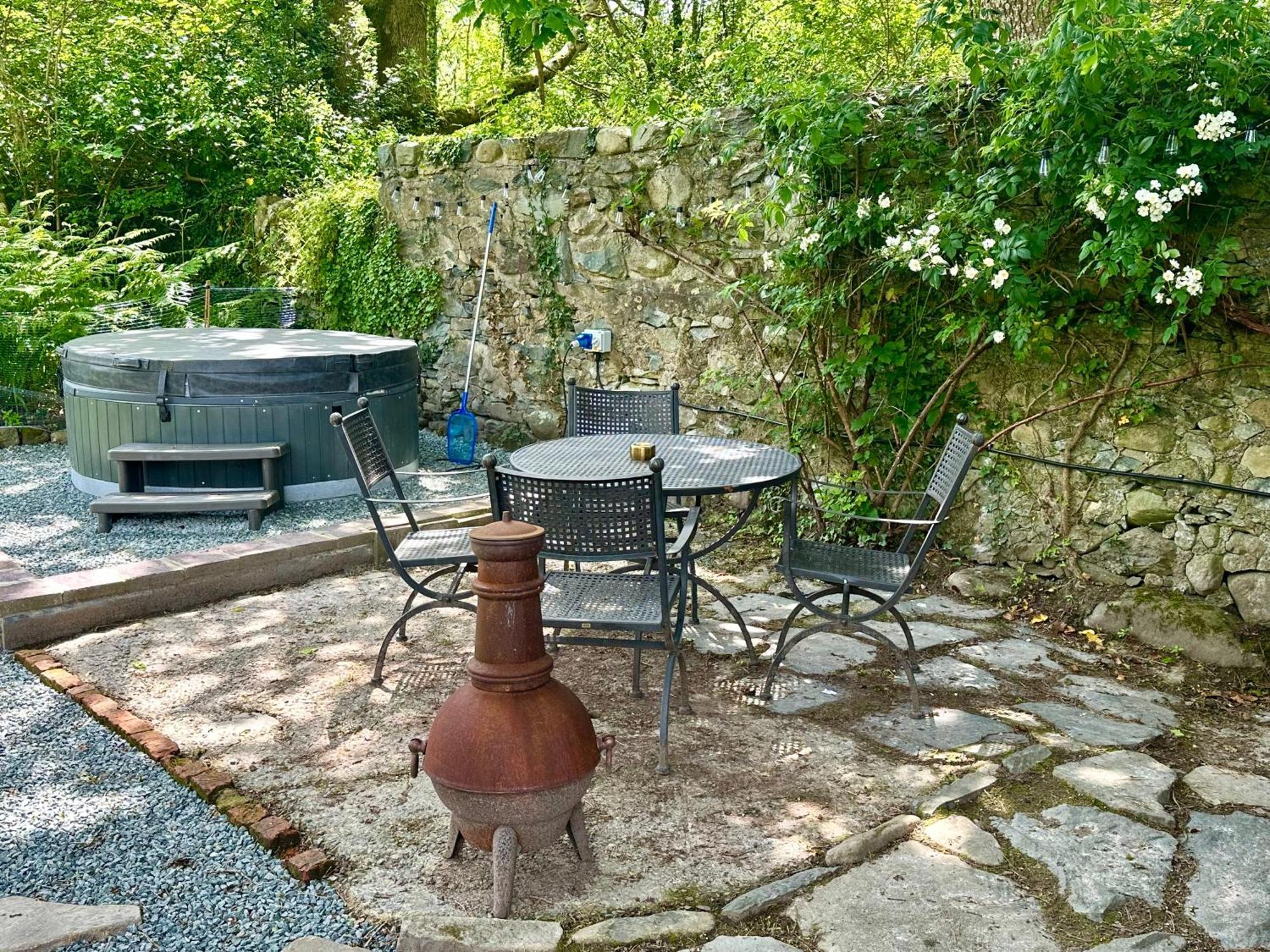 Tiny Romantic Retreat With Hot Tub On A Country Estate Near Cardigan Bay In Eryri Snowdonia Llanbedr  Buitenkant foto